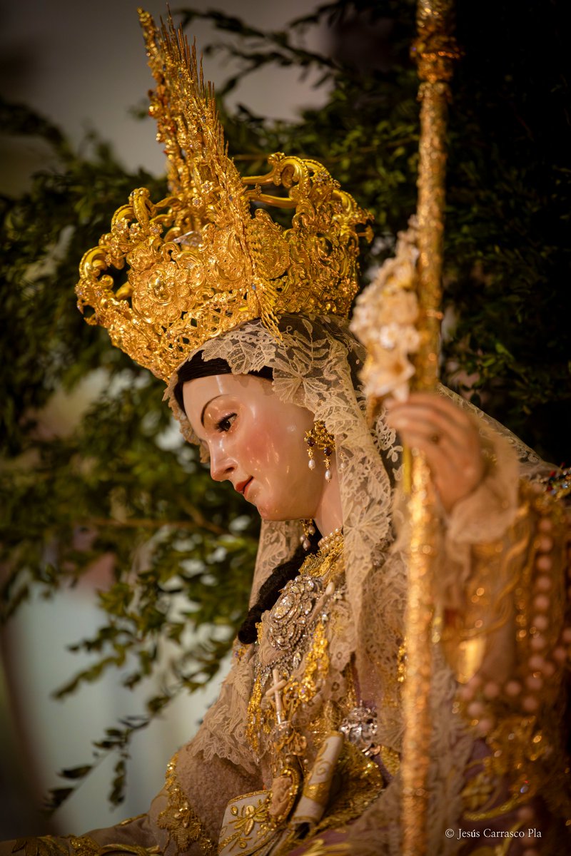 🔯 Nos unen lazos históricos con la <a href="/HdadEstrellaGua/">Hdad Estrella Guadix</a>, que cuidan del culto de la representación pastoreña apadrinada por nuestra Congregación en su bendición. Ofrendan a la Patrona de Capuchinos una bonita peina por su Coronación Canónica 👑

Este gesto simboliza los vínculos que