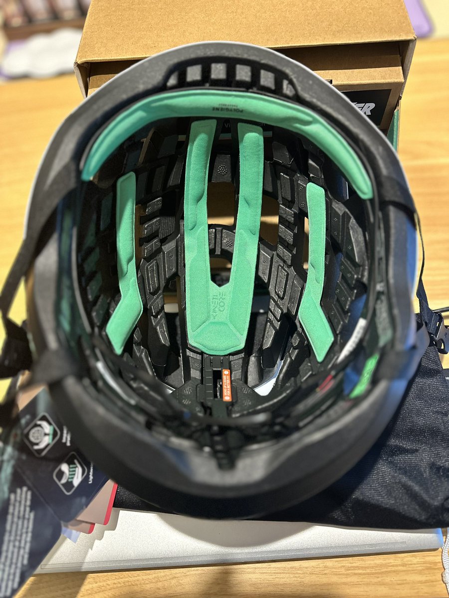 KENZO_FACTORY's tweet image. LAZER格好良いんだけど、KASKの方がフィット感良いんだよね🫨

スペシャライズとか、色々被ってみたが同じ感想。

#LAZER
#Z1KCF