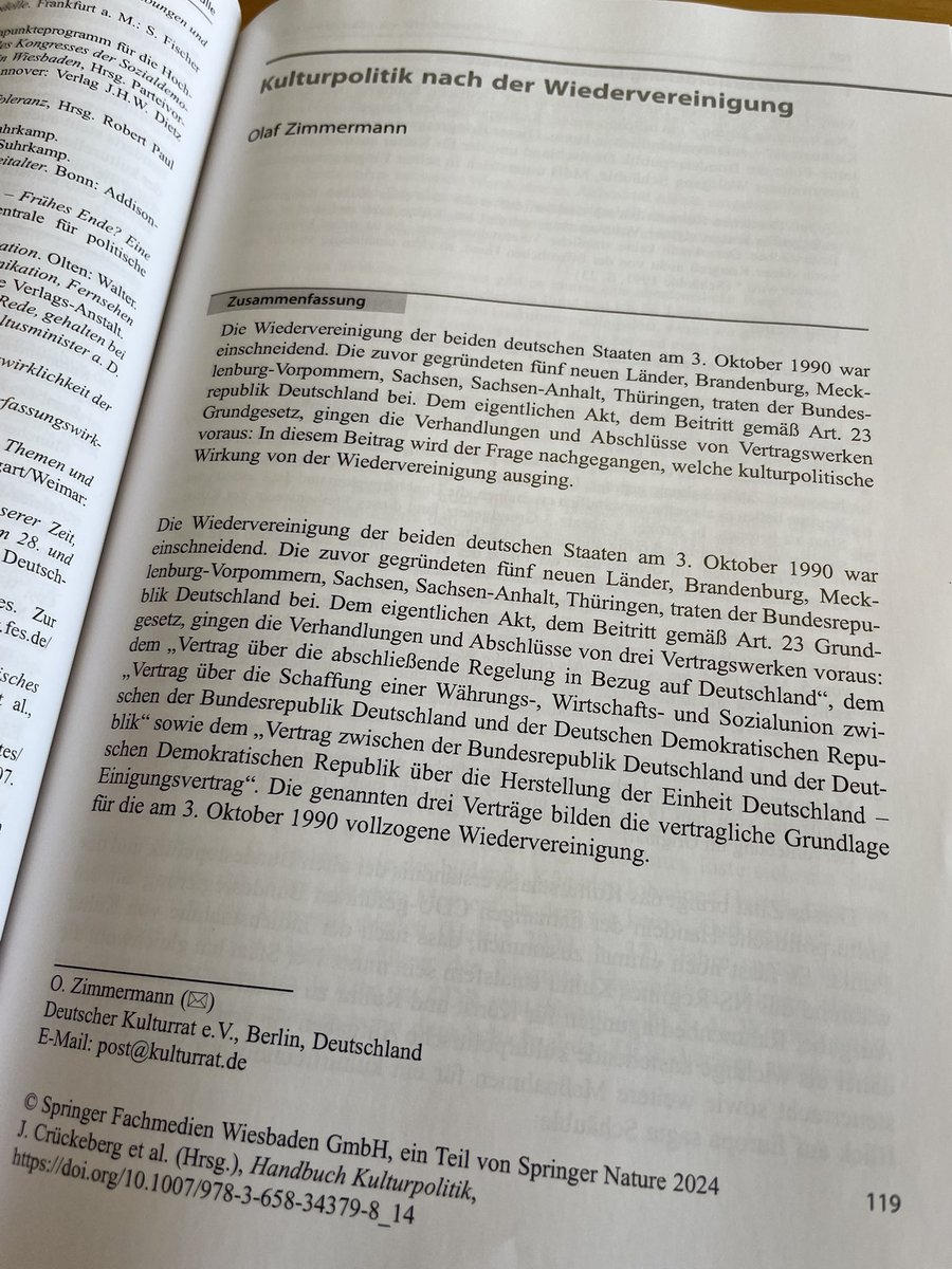 1023 Seiten Kulturpolitik. Ein ungewöhnlich umfangreiche analoge Neuerscheinung in digitalen Zeiten (gibt es natürlich auch online). Durfte in dem schwergewichtigen Werk über die „Kulturpolitik nach der Wiedervereinigung“ schreiben. <a href="/SpringerMedizin/">Springer Medizin</a>
