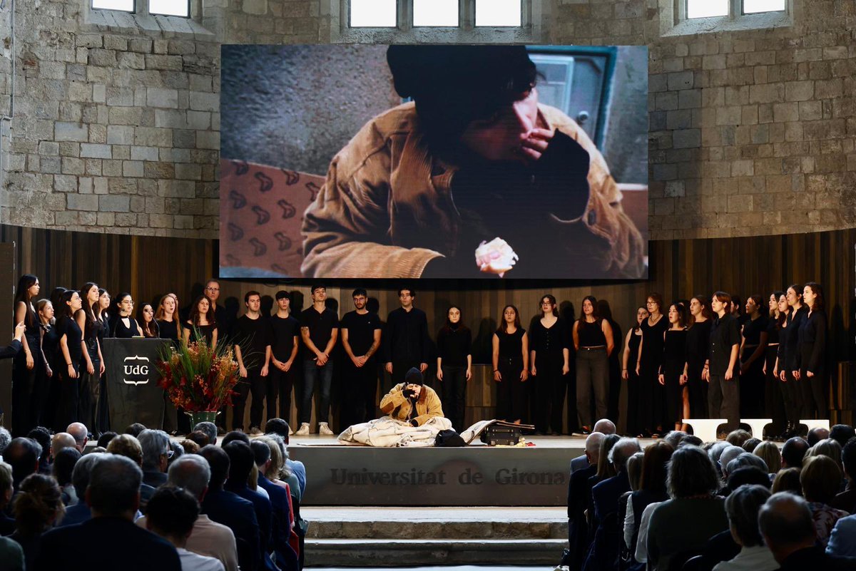 univgirona's tweet photo. @RectorUdG Durant l'acte l'Aula de Teatre, el Cor de la UdG i l'Orquestra ofereixen accions diverses a l'entorn de la problemàtica de l'habitatge. https://t.co/7sgvAf7BBj