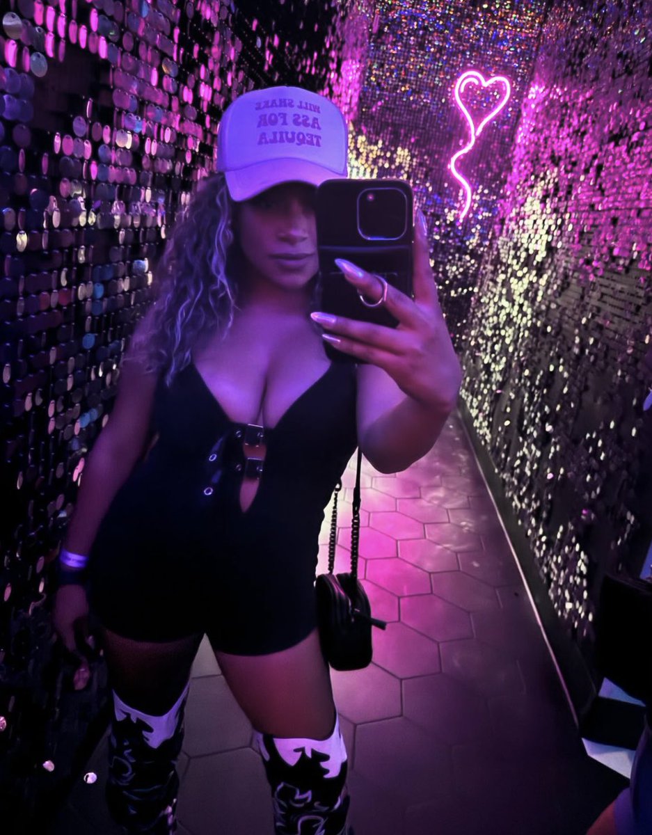 JoJoOffermanCom's tweet photo. @ItsJoseann for her sisters Hen Do weekend 🥵🔥 https://t.co/iy4Ci7YS40