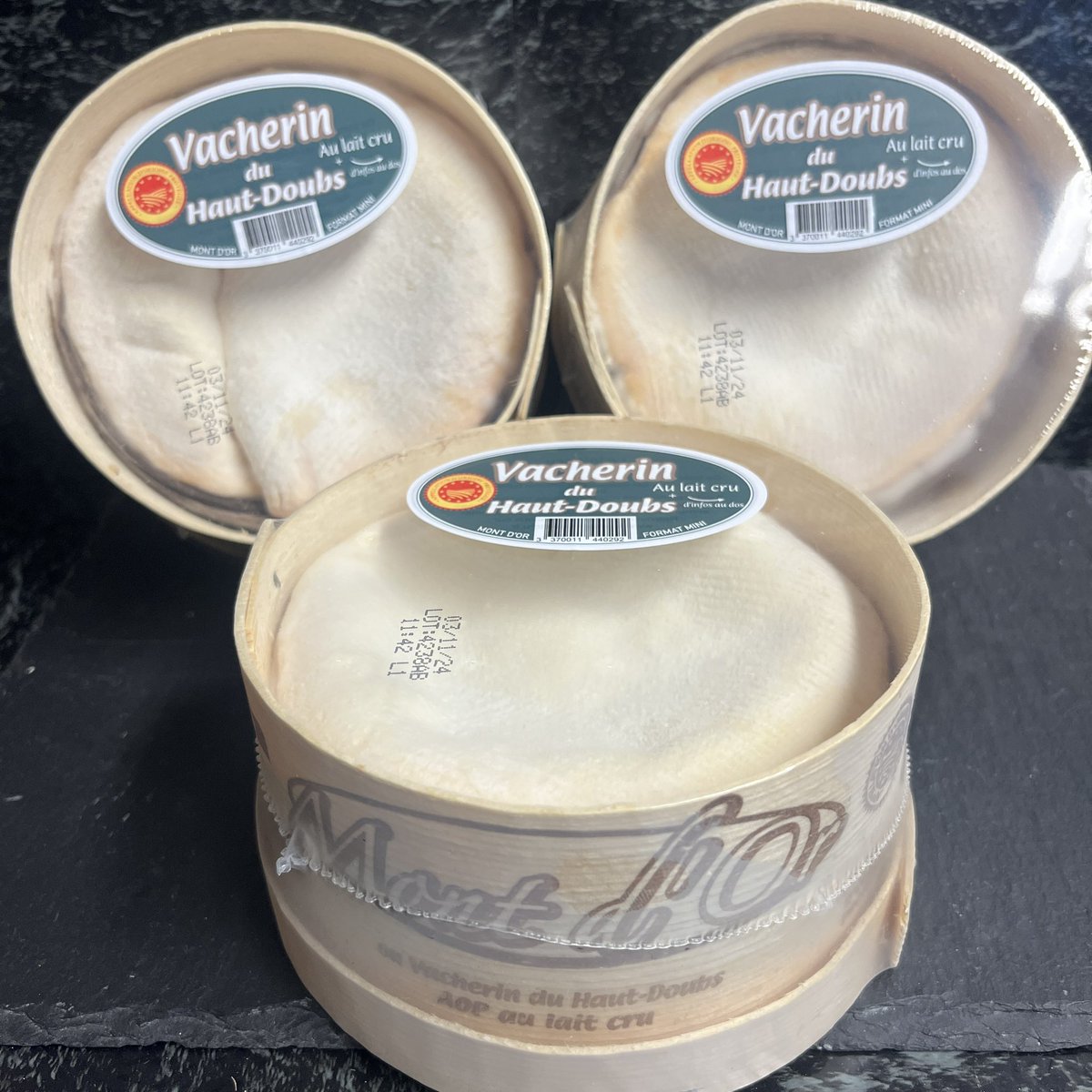 CheeseManSussex's tweet photo. Donβt forget the #Vacherin #MontDor #Season is upon us! This #Unpasteurised #Cows milk #Cheese is made on the #French #Swiss boarders around the #Jura region Only available in the #Autumn #Winter months & comes in a 500g & 3kg size #Cheeses #NowInStock https://t.co/NvHRBpq13D
