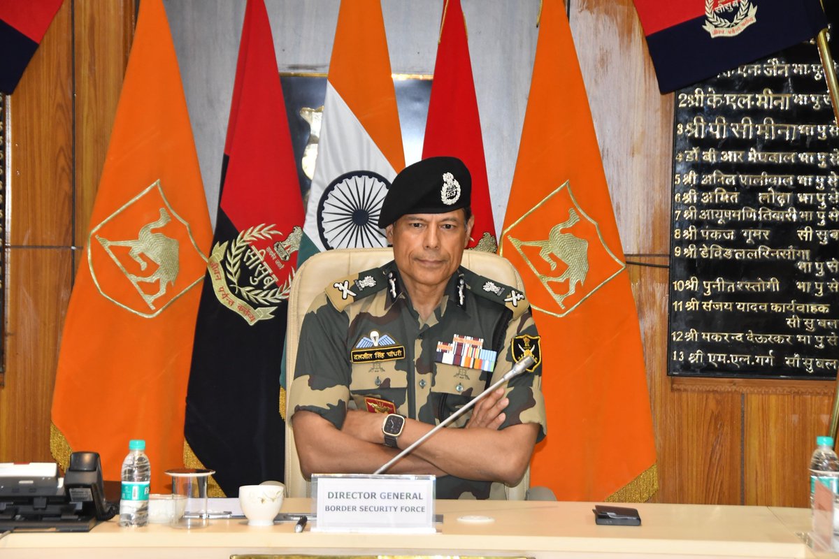 NEELAM_CH92's tweet photo. 🤝 A warm welcome for DG BSF Sh Daljit Singh Chawdhary by IG Sh ML Garg at Frontier HQs Rajasthan! Their collaborative efforts are vital for maintaining peace and security. #TeamBSF #Jodhpur #Woodward #optiontrading #BhoolBhulaiyaa3 #AliceKaushik https://t.co/bdKTDzCDFa
