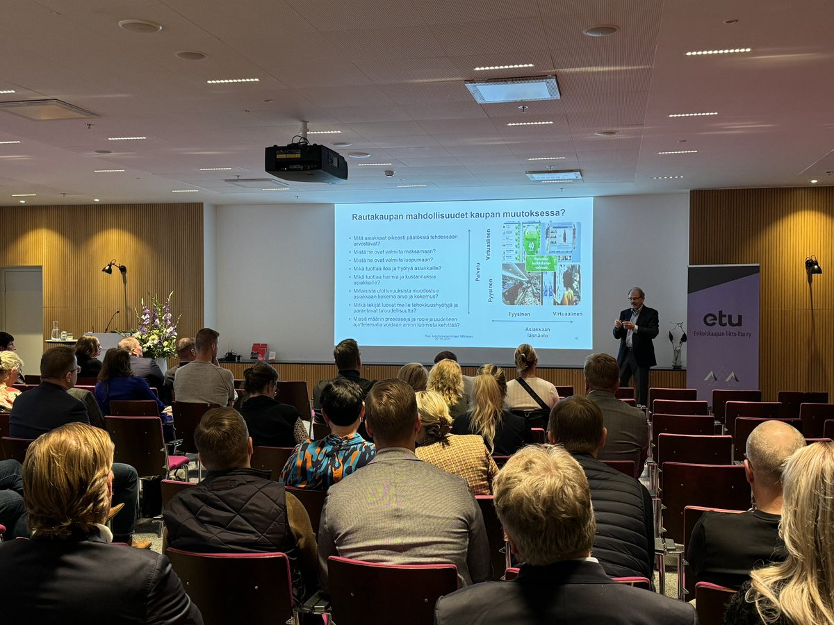 Työelämäprofessori Lasse Mitronen kertoo kaupan konsepteista ja siitä, miten digitaalisuus muuttaa niitä sekä rautakaupan kasvumahdollisuuksista.

#suhdanteet