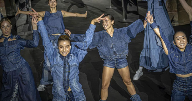 humana_cat's tweet photo. Aquest vespre tenim una cita amb la #modacircular i la #modasostenible 

A les 20.30h al recinte de Sant Pau de Barcelona

#080Reborn dins de la @080_bcn_fashion

Amb estilismes de Fermín + Gilles amb #robausada de plantes de classificació com la nostra

#080BarcelonaFashion https://t.co/vNfwpiSYTC