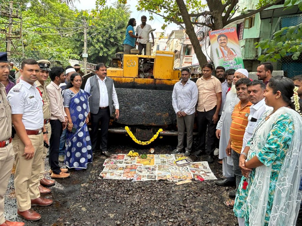 MLAACSrinivasa's tweet photo. ಇಂದು ನನ್ನ ಮತ ಕ್ಷೇತ್ರ ವ್ಯಾಪ್ತಿಯ ಸಗಾಯಪುರಂ ವಾರ್ಡ್ ವ್ಯಾಪ್ತಿಯ ವಿವಾನಿ ರಸ್ತೆ  ಮತ್ತು ಸುತ್ತಮುತ್ತಲಿನ ಪ್ರದೇಶಗಳಿಗೆ ಹೊಸ ಟಾರ್ ರಸ್ತೆಗಳ ಡಾಂಬರೀಕರಣದ ಗುದ್ದಲಿಪೂಜಾ  ಕಾರ್ಯಕ್ರಮದಲ್ಲಿ ಹಿರಿಯ,ಯುವ ಮುಖಂಡರುಗಳ ಜೊತೆ 
ಭೇಟಿ ನೀಡಿ ಚಾಲನೆ ನೀಡಿ ಸ್ಥಳೀಯರೊಡನೆ  ಕುಂದು ಕೊರತೆಗಳ ಬಗ್ಗೆ ಚರ್ಚಿಸಿದೆ. https://t.co/UIONXlLtjj