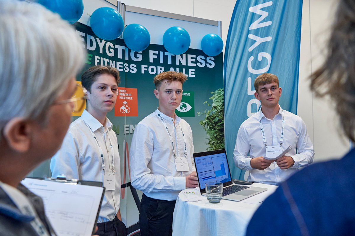 DanskeEG's tweet photo. Seje HHX-elever kæmper om Danmarksmestertitlen til DM i Erhvervscase 2024 💥 Eleverne dyster i skarpe forretningsideer og strategier til årets casevirksomhed: PureGym og eleverne demonstrerer, hvordan HHX altid arbejder med en kombination af teori og virkeligheden 📚🏋️‍♂️ https://t.co/WevHRsP1mB