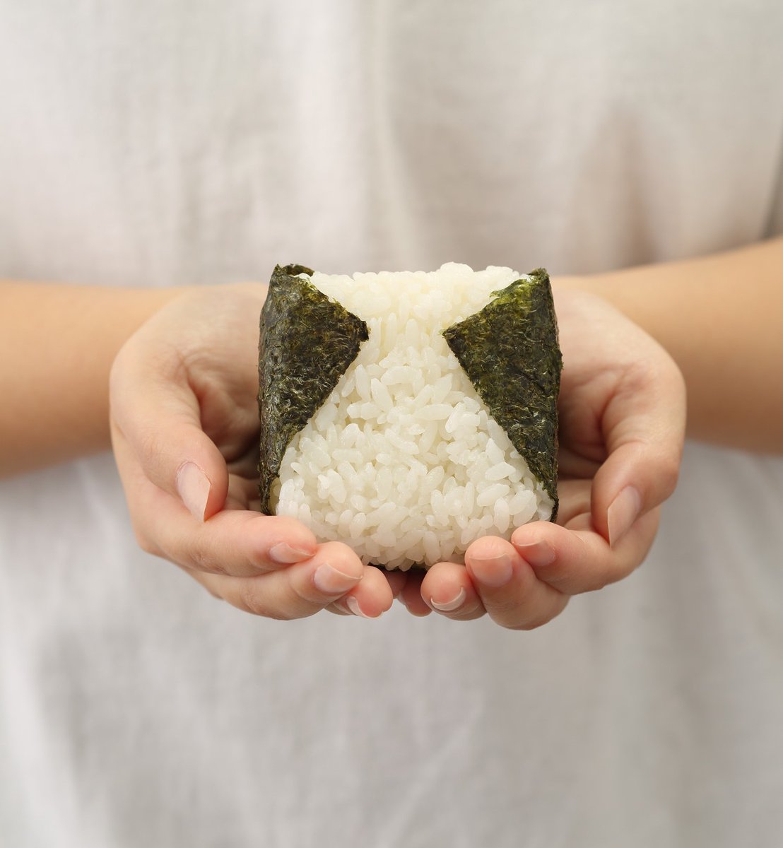 onigiritashi's tweet photo. 【多司(たし)の豆知識①】　

／
創業当時から変わらない大きさ
＼　

たまに「昔より小さくなった」というコメントを見かけますが、
多司のおにぎりは一つ一つ計量して握っており、創業当時から変わらない大きさなんです！
この大きい🍙をこれからも守っていきます😌

#拡散希望RPご協力お願いします https://t.co/iKn0OwkIqn