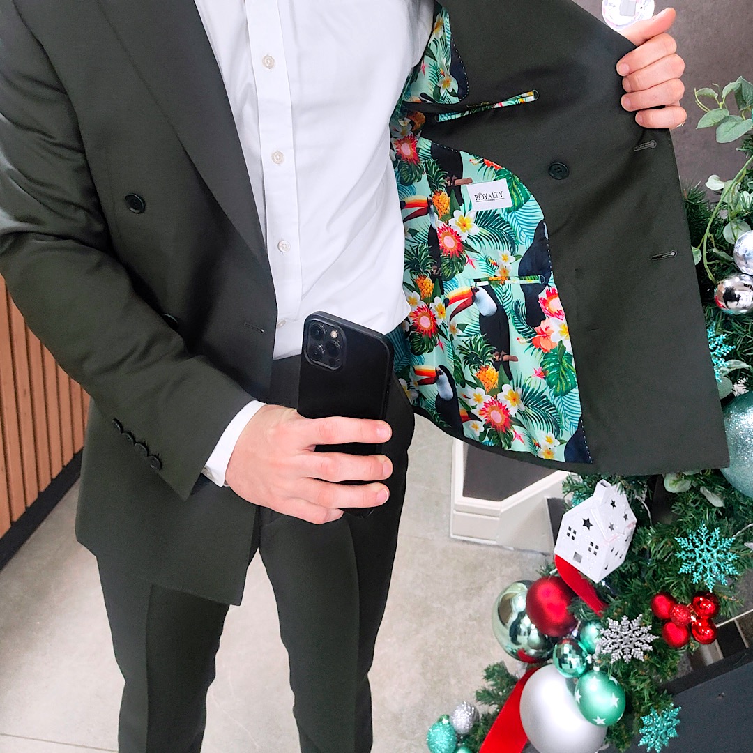 SeebROYALTY's tweet image. ✨ It’s all in the details. 

Clients love showing off their unique linings—personal touches that make each jacket one-of-a-kind.

From bold prints to customized designs, it’s where personality meets tailoring. 👔🌟 

#CustomLining #TailoredStyle #BespokeSuit