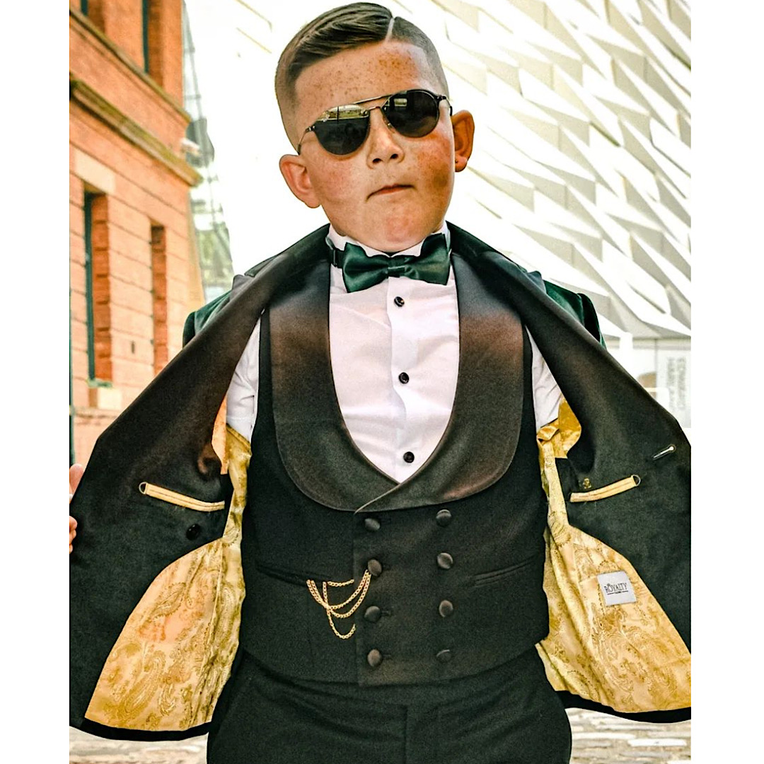 SeebROYALTY's tweet image. ✨ It’s all in the details. 

Clients love showing off their unique linings—personal touches that make each jacket one-of-a-kind.

From bold prints to customized designs, it’s where personality meets tailoring. 👔🌟 

#CustomLining #TailoredStyle #BespokeSuit