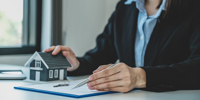 data_bene's tweet photo. Je gagne plus de 6 000€ net par mois de manière régulière, mais comme je suis auto entrepreneur depuis moins de deux ans, ma banque ne veut pas me faire un prêt immobilier.

Confrères freelance : quelqu’un connaît il une banque qui n’a pas des procédures de 1983 ? https://t.co/4lf9qCmg25