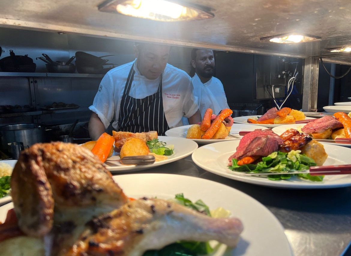 Our wonderful kitchen team are cooking up a Sunday worth sharing🍴

Want to join us? Head to the link our bio for more information. 

<a href="/youngspubs/">Young's Pubs</a> @youngspubspeople #youngspubs #sundaybest #sundayroast
