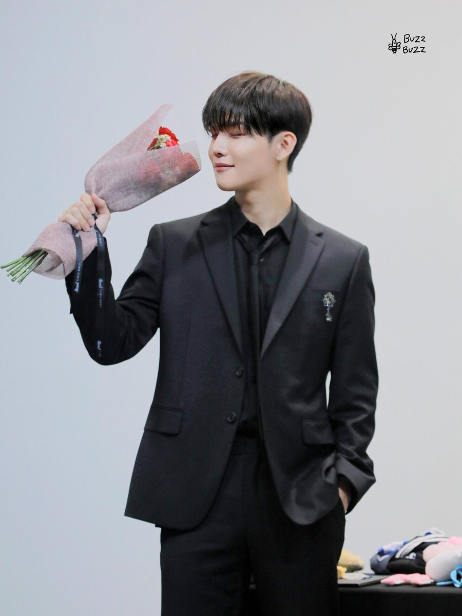 BuzzBuzz0226's tweet photo. 241009
like a flower A flower
#승훈 #김승훈 #SEUNGHUN #CIX #씨아이엑스 #BDU #승훈이편 #별같이빛나는승훈 #오늘의승훈이 https://t.co/cDTcXnYe44