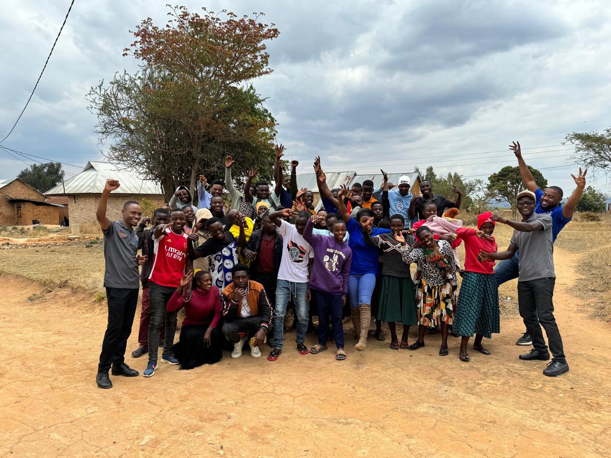 Lyra Powerhouse trainers in action today at Ugute Village. We are creating employment opportunities for the youth.  

"Tunatengeneza fursa za kujitegemea kwa kijana"

#SET #LyraPowerhouse #YouthEmpowerment #JobCreation #UguteVillage