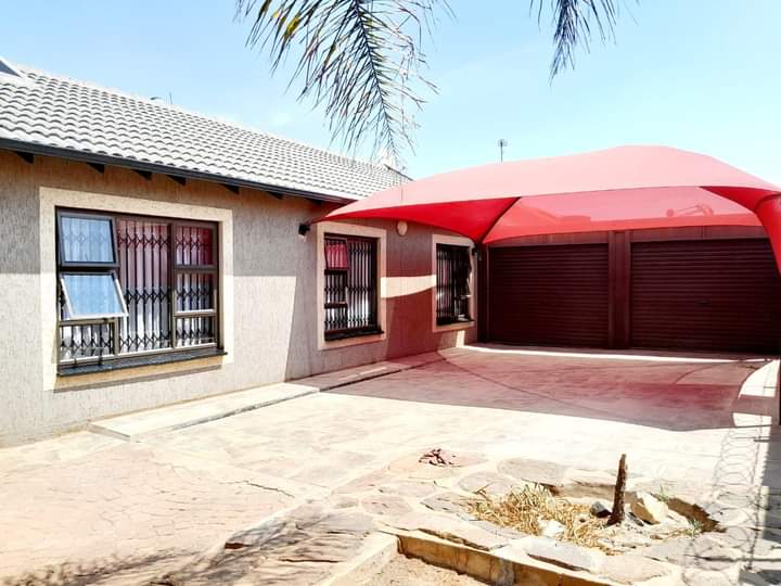 Property_PTA's tweet image. *Selling Price* R850 000

Location: Soshanguve VV 

Erf:260sqm
Floor: 70sqm
3 Bedroom fitted
Main bedroom with ensuite 
Lounge
Kitchen Fitted
Combined bath and toilet
Tiled
Paved 
Garage for 2 cars
Carport for 2 cars
Walled with lockable gate
Outside toilet