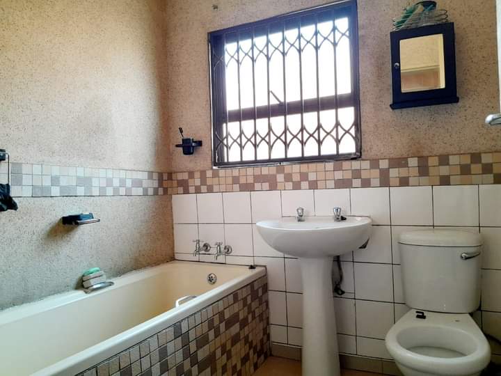 Property_PTA's tweet image. *Selling Price* R850 000

Location: Soshanguve VV 

Erf:260sqm
Floor: 70sqm
3 Bedroom fitted
Main bedroom with ensuite 
Lounge
Kitchen Fitted
Combined bath and toilet
Tiled
Paved 
Garage for 2 cars
Carport for 2 cars
Walled with lockable gate
Outside toilet