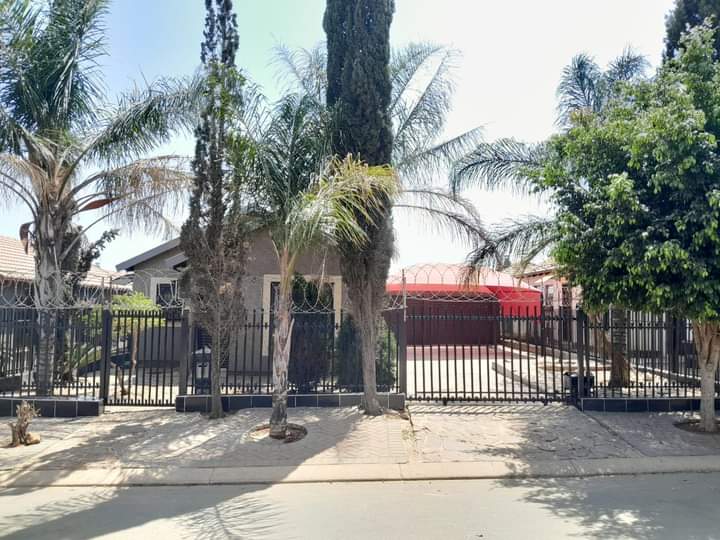 Property_PTA's tweet image. *Selling Price* R850 000

Location: Soshanguve VV 

Erf:260sqm
Floor: 70sqm
3 Bedroom fitted
Main bedroom with ensuite 
Lounge
Kitchen Fitted
Combined bath and toilet
Tiled
Paved 
Garage for 2 cars
Carport for 2 cars
Walled with lockable gate
Outside toilet