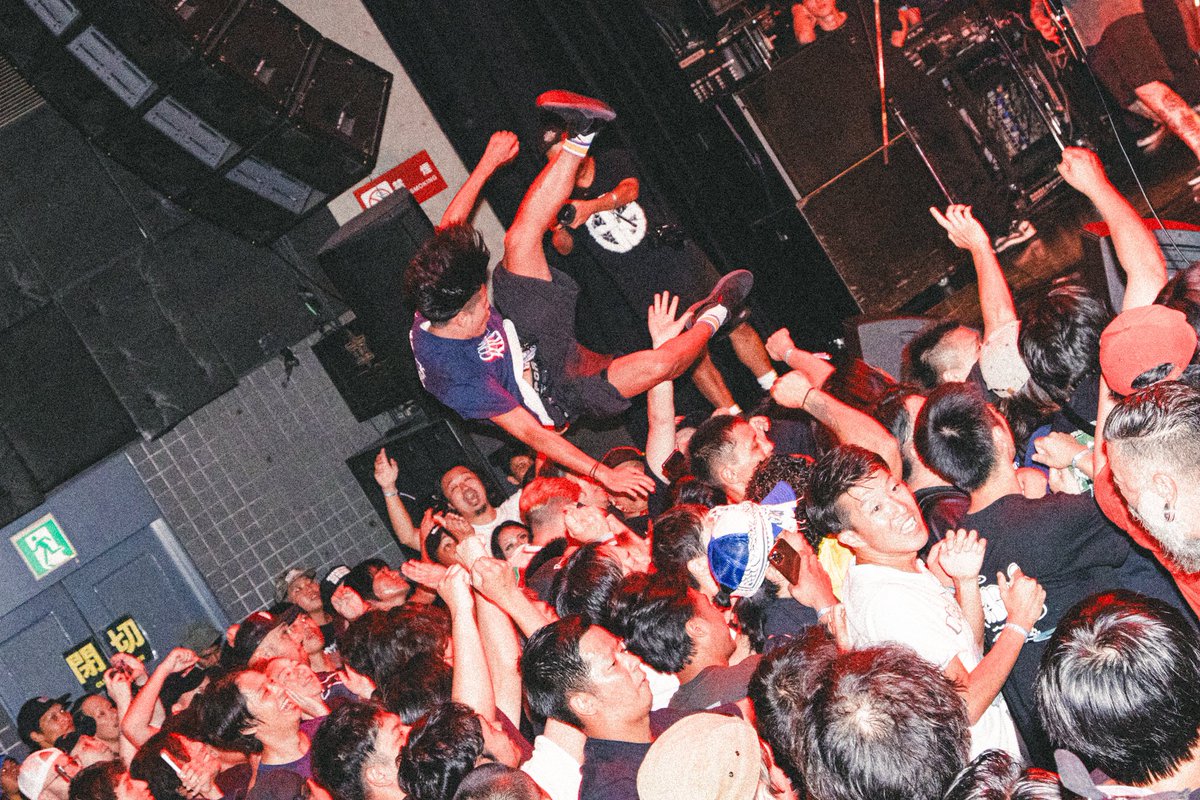 BloodaxeFest's tweet photo. BLOODAXE FESTIVAL 2024 is over Pics Vol.2
今回も数多くの高まるステージダイブ最高!やはりこれもHARDCORE SHOWの醍醐味の1つですね!
#teamstagedive
Photo by @piikann38_photo
#bloodaxe #baxe #bloodaxefestival2024 #hardcore #hardcoreworldwide https://t.co/gaUin211lE