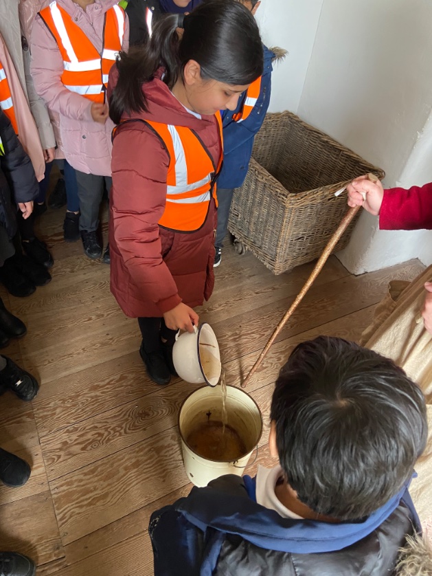 6S have enjoyed their morning at Quarry Bank Mill. They have been looking at how apprentices lived during the Industrial Revolution.