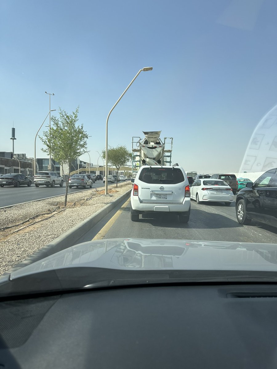 N0O00R's tweet photo. @eMoroor السلام عليكم نقترح ضرورة وجود كمرة مراقبه 
بالمخرج الفرعي لابوبكر المتجه شمال قبل تقاطع الملك سلمان حتى يتم ضبط الناس والمتهورين 
اصحاب التريلات والجلوس بالنص ساعه انتظار  باقل من كيلو واحد فقط https://t.co/reF5DeE2sh