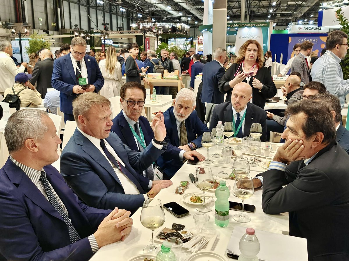 fondimof's tweet photo. Nel pieno della @FruitAttraction, abbiamo avuto l'onore di accogliere presso il nostro stand il Ministro @FrancescoLollo1, una visita segue quella dell'Assessore regionale @G_RIGHINITW.
📷 Siamo allo stand 3C11, Padiglione 03 fino al 10 ottobre. 
#FruitAttraction #mof https://t.co/qEAk6yV2Eb
