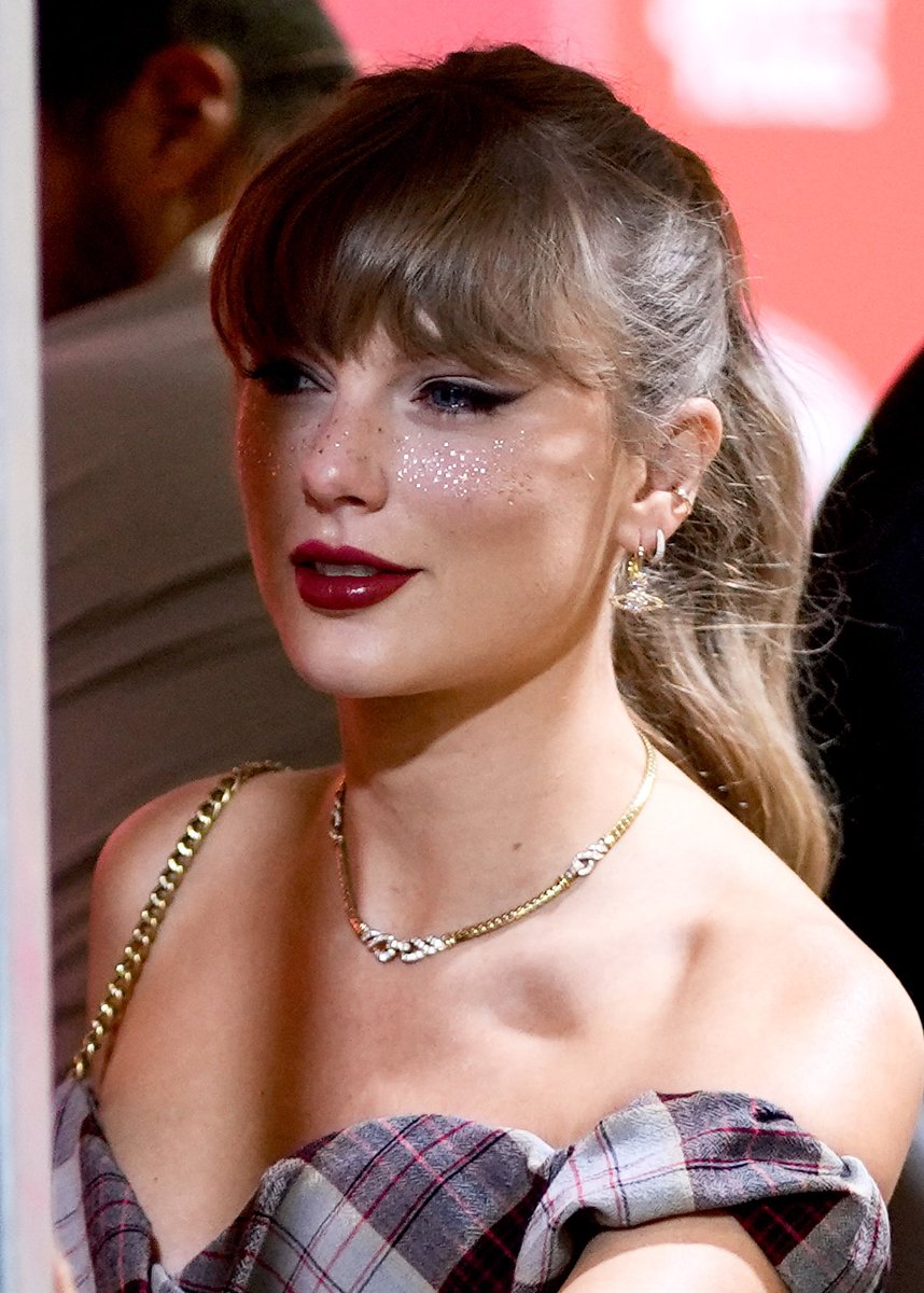 besttofswift's tweet photo. how can a person be this pretty https://t.co/PJrN6Aj9S1
