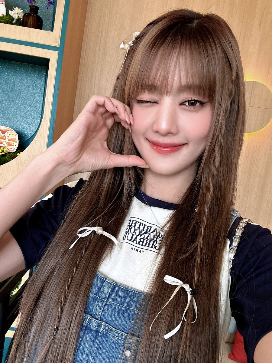 official_i_dle's tweet photo. [📸] 241009 @ #ปากต่อปาก

#여자아이들 #GIDLE
#민니 #MINNIE
#PakTorPak https://t.co/qKMtOEitgi