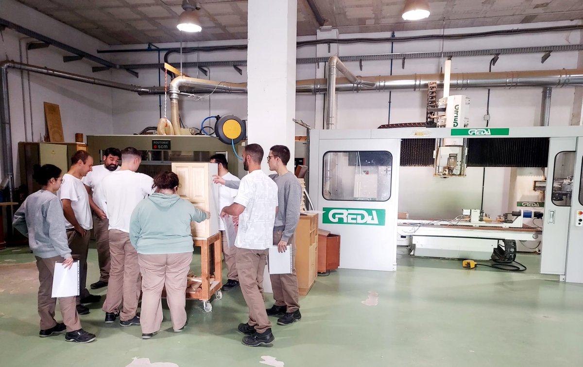EscuelaMaderaER's tweet photo. Hoy despedimos a nuestr@s alumn@s de Mecanizado de Piezas de Madera y Derivados con CNC. Tras 780 horas de formación, este grupo se marcha muy satisfecho y con muchas ganas de iniciar su nueva etapa como profesionales del sector. ¡Mucha suerte, chic@s! #VenALaEscuela https://t.co/yP4rRzR9NY