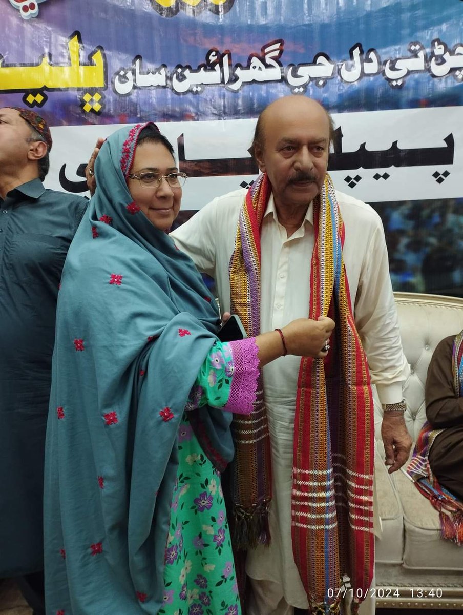 Shafilaghari5's tweet photo. Former Deputy Speaker MPA Adi @laghari_rehana presented Sindhi traditional gift Ajrak to PPP President Sindh @NisarAhmedKhohrho sb, PPP Information Secretary @AajizDhamrah and @NomanShaikh sb in the District Sujawal General Body Convention for upcoming 18th October jalsa Hyd https://t.co/UbJkV03ZTL