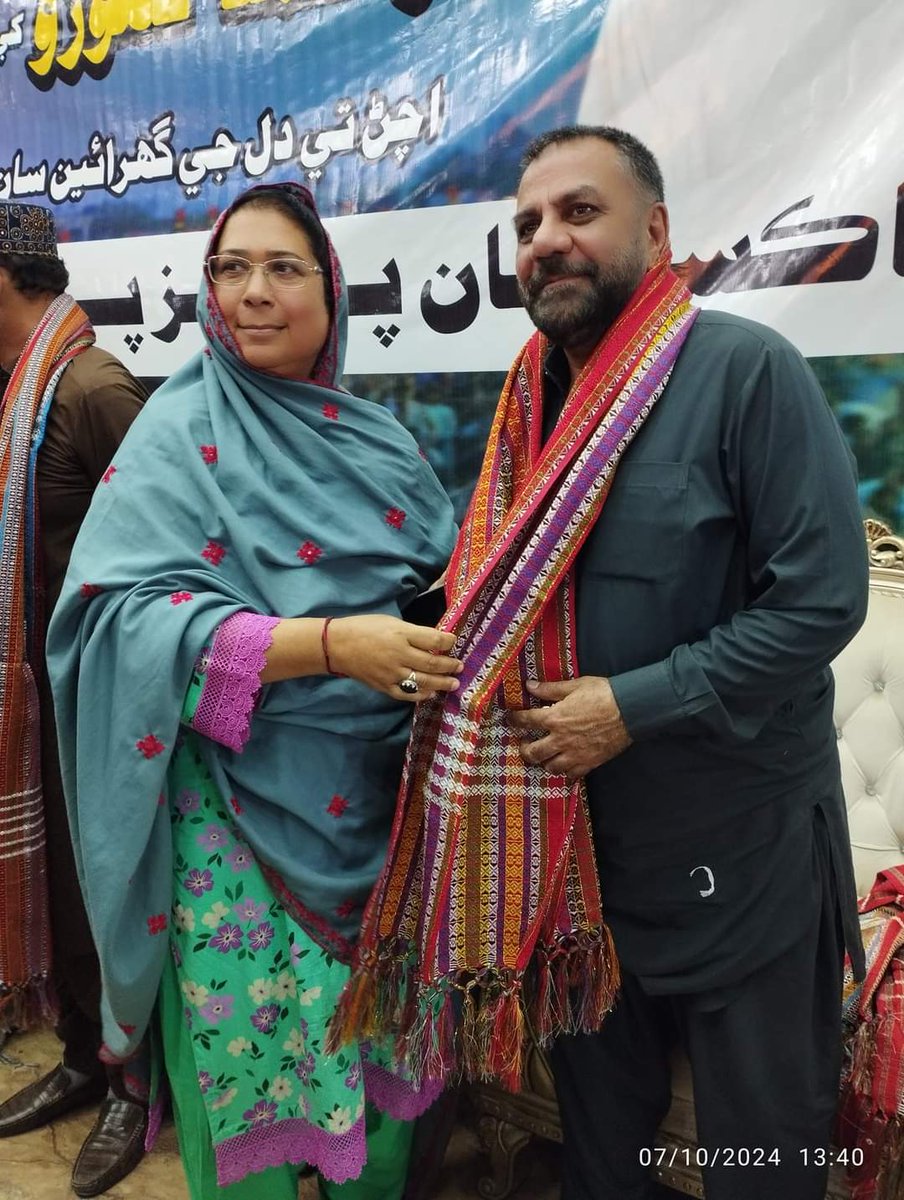 Shafilaghari5's tweet photo. Former Deputy Speaker MPA Adi @laghari_rehana presented Sindhi traditional gift Ajrak to PPP President Sindh @NisarAhmedKhohrho sb, PPP Information Secretary @AajizDhamrah and @NomanShaikh sb in the District Sujawal General Body Convention for upcoming 18th October jalsa Hyd https://t.co/UbJkV03ZTL