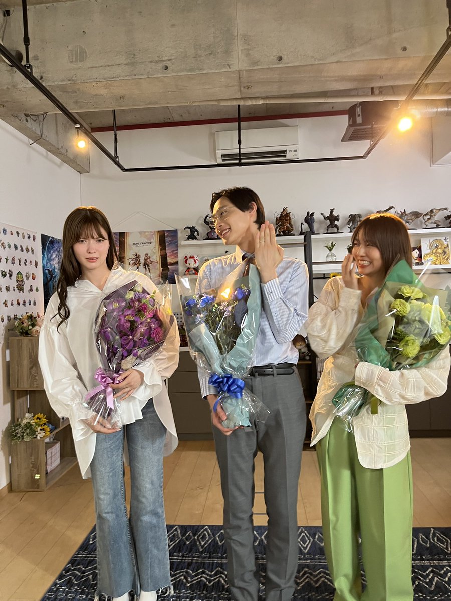 addict_bs7ch's tweet photo. ||◤#初恋不倫◢|| 

#八木アリサ さん #平井亜門 さん #小島梨里杏 さん
クランクアップ💐

香にマウントを取る近広夫婦...
と思いきや、1人ドヤ顔の文昭にドン引き(？)の香&amp;類😂

そしていよいよ！
本日深夜2時35分から
#テレビ東京 にて
＼ 初恋不倫　最終話放送！／

最後まで見届けてください☺️ https://t.co/S260IgGh40