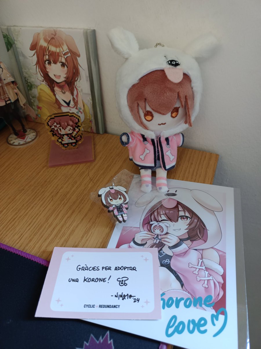 Rtheman_'s tweet photo. Hoy ha llegado nueva creatura tras una buena espera con ganas 

Peluche fanmade de Korone + pin e ilustración extra + dedicatoria en catalán (🥹) de @cyclic_red 

No es la primera ni última vez que compro de este círculo y tengo ganas de hacerlo otra vez en el Salón del Manga🙏 https://t.co/XRv0wt9wKl