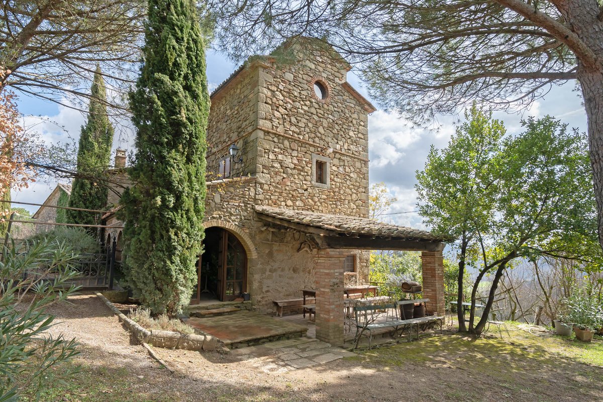 italianhouses's tweet photo. https://t.co/aLFC6ZfhdE
Charming renovated #Umbrian farmhouse on 3 levels, in a hillside hamlet on the border with #Tuscany in the #Niccone valley. Large terraced garden, swimming pool and tool shed. € 390,000
#italy #property #umbria #paesaggiumbri #perugia #luxury #luxuryhomes https://t.co/6T8U2XQcQS
