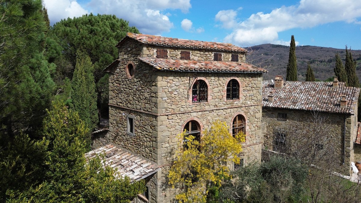 italianhouses's tweet photo. https://t.co/aLFC6ZfhdE
Charming renovated #Umbrian farmhouse on 3 levels, in a hillside hamlet on the border with #Tuscany in the #Niccone valley. Large terraced garden, swimming pool and tool shed. € 390,000
#italy #property #umbria #paesaggiumbri #perugia #luxury #luxuryhomes https://t.co/6T8U2XQcQS