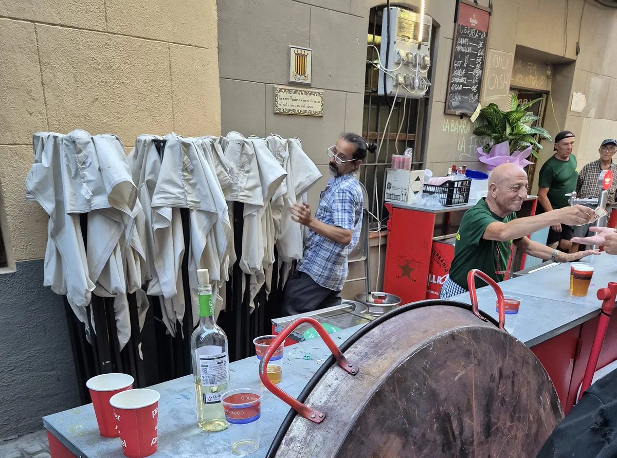 danhancox's tweet image. I&apos;ve written a new Substack post about the Meditteranean instinct to throw delightful, all-ages, free community parties all year round (festa majors, carnavals, etc), and asking Why We Can&apos;t Have Nice Things like this in Britain?? danhancox.substack.com/p/partying-wit…