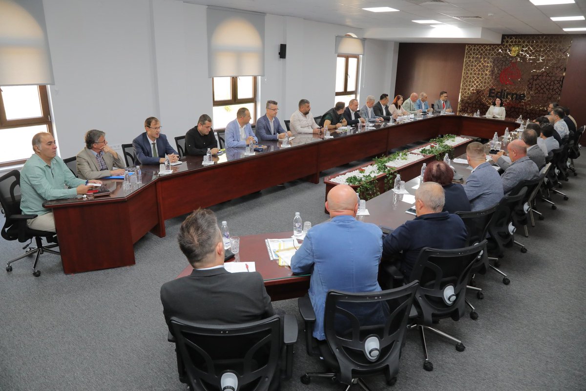 avfilizgencan's tweet photo. Belediye Başkan Yardımcılarım ve daire müdürlerimiz ile bir araya gelerek çalışmalarımız hakkında değerlendirme toplantısı yaptık.

Tüm birimlerimizle kentimizinin her tarafına ve vatandaşlarımıza hizmetlerimizi en iyi şekilde sunmak için var gücümüzle çalışıyoruz. https://t.co/F8IVoQnhWu