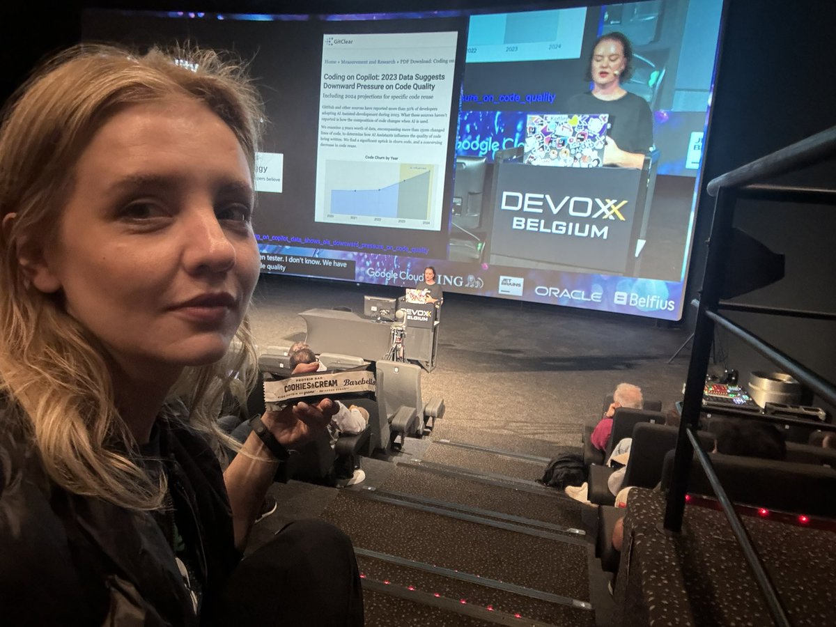 alina_yurenko's tweet image. Busted!😎 @MaritvanDijk77 
#eatingwhileothersareworking #Devoxx