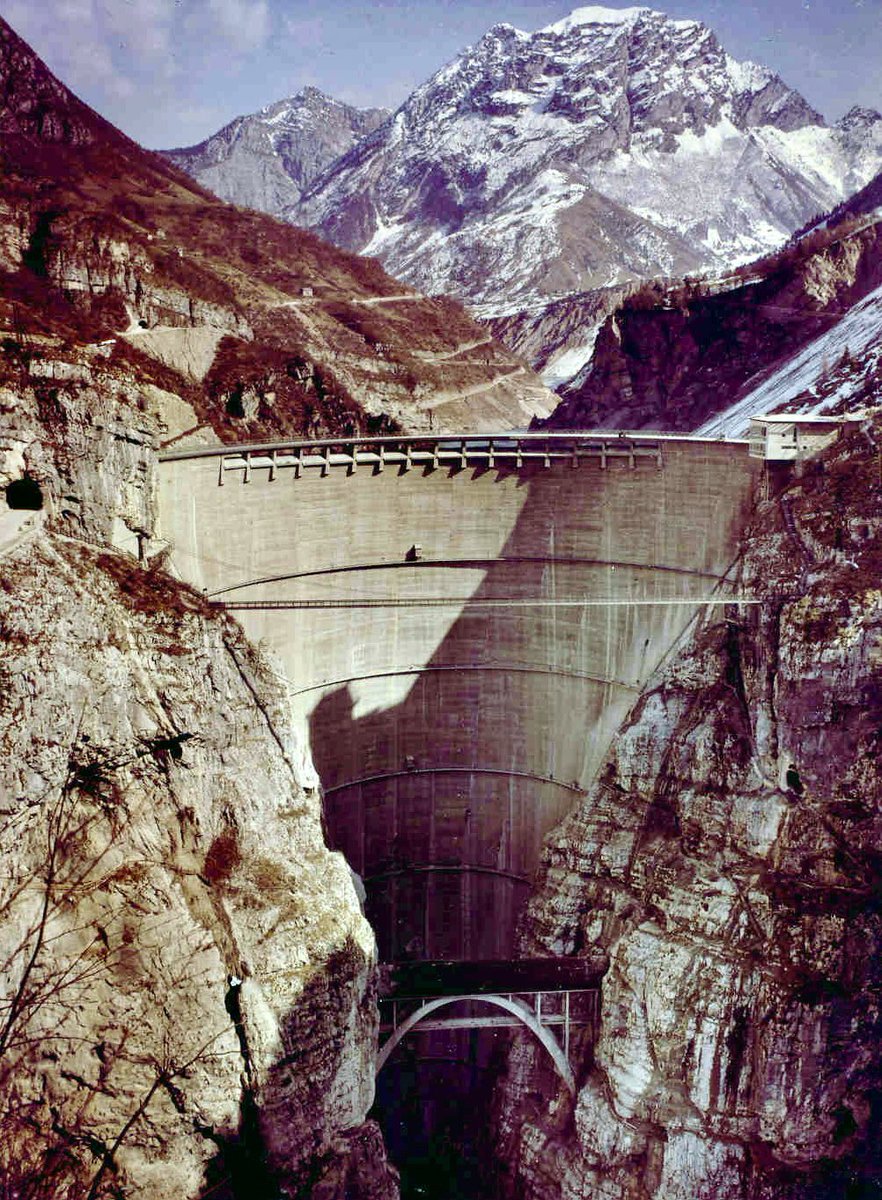 Italian Disasters 🇮🇹🧵

Today, October 9th, marks one of Italy’s worst tragedies: the Vajont Dam, 1963

1,917 innocent lives were lost, and 1,300 people went missing

A massive landslide poured into the dam’s reservoir, creating a wave that swept away an entire valley as it slept