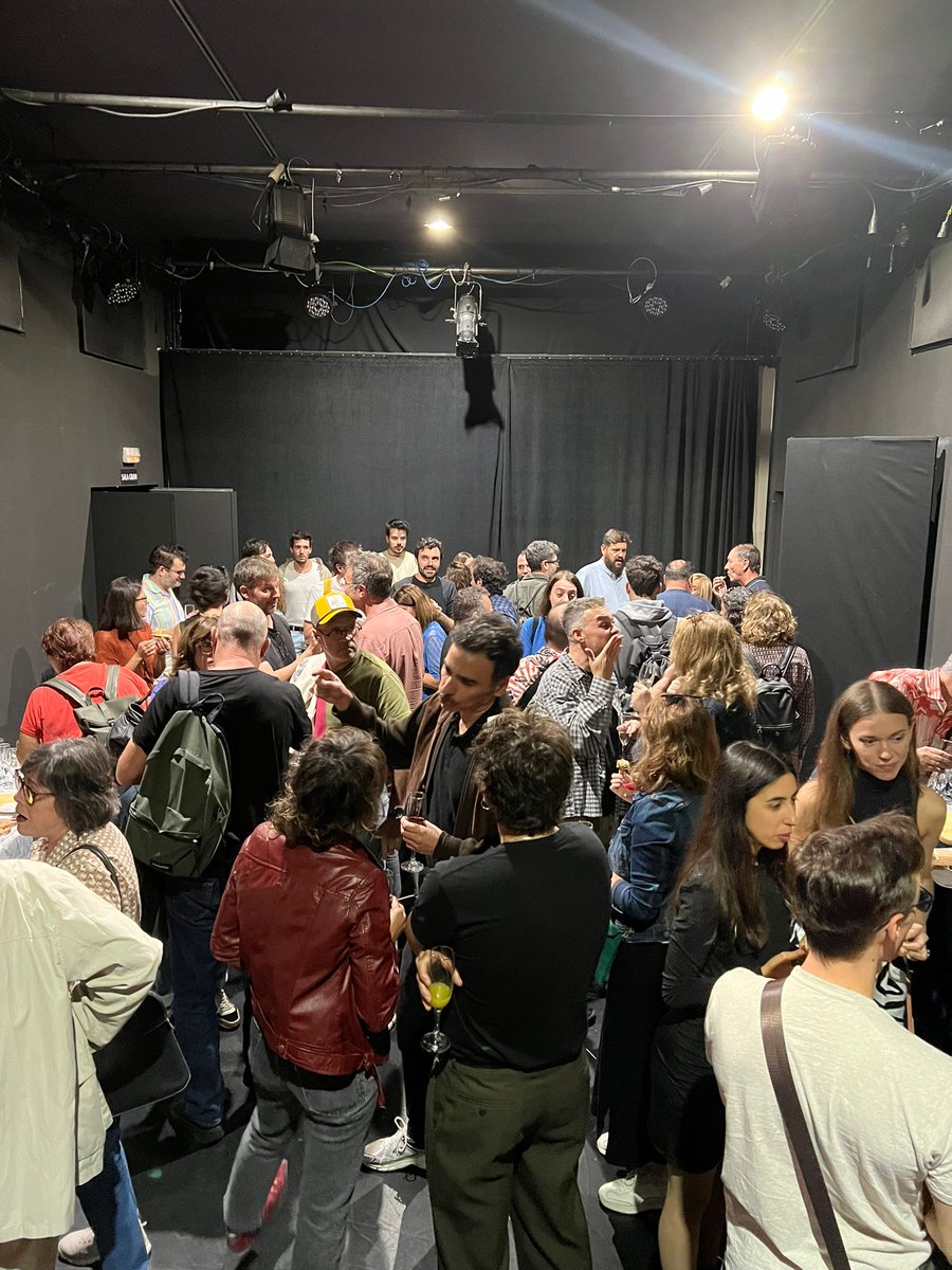 El dissabte 5 d'octubre, el Teatre Gaudí va celebrar una festa per donar la benvinguda a la nova direcció amb Gemma Deusedas, Anna Carreño i Màrius Hernández. 🎉 Els assistents van gaudir d'actuacions de Barcelona 24h i Lizzie, així com de missatges de suport d'amics i companys.