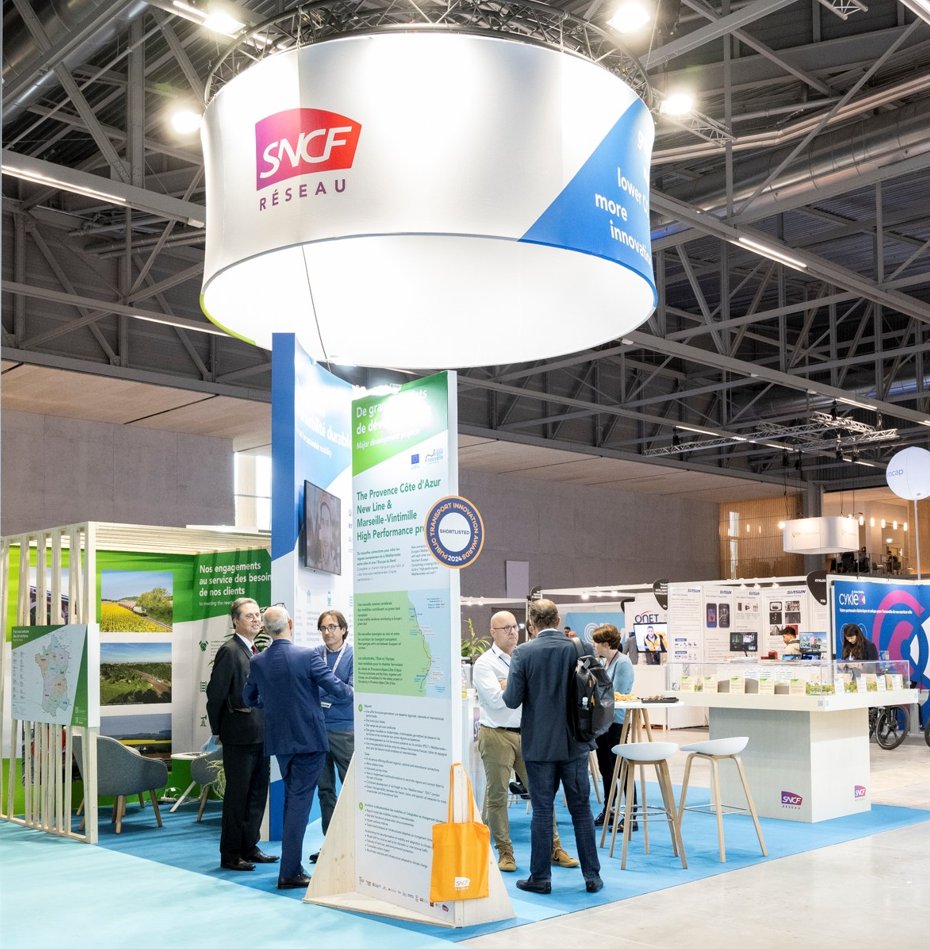 Ligne Nouvelle Provence Côte d'Azur (@projetlnpca) on Twitter photo La semaine dernière, le projet #LNPCA était présent à l’<a href="/EuMoExpo/">EuMo Expo</a>, sur le stand <a href="/SNCFReseau/">SNCF Réseau</a>. L’occasion de présenter au ministre délégué en charge des Transports <a href="/durovray/">François Durovray</a>, accompagné de <a href="/LouisNegreCSM/">Louis Nègre</a>, le projet de #SERM sur les aires de Marseille, Toulon et de la Côte d'Azur. La semaine dernière, le projet #LNPCA était présent à l’<a href="/EuMoExpo/">EuMo Expo</a>, sur le stand <a href="/SNCFReseau/">SNCF Réseau</a>. L’occasion de présenter au ministre délégué en charge des Transports <a href="/durovray/">François Durovray</a>, accompagné de <a href="/LouisNegreCSM/">Louis Nègre</a>, le projet de #SERM sur les aires de Marseille, Toulon et de la Côte d'Azur.