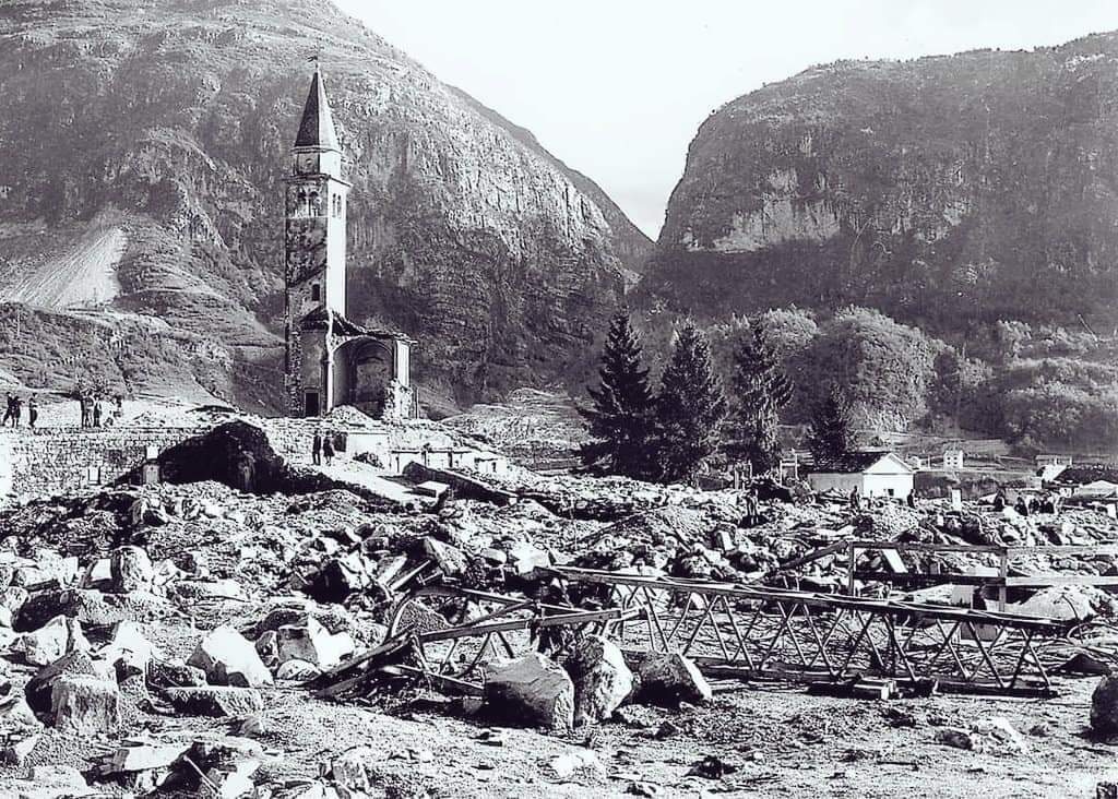 Notte del #9ottobre 1963.
Un'enorme frana precipita dal monte Toc nelle acque della diga del #Vajont.
Un'ondata di 200 metri travolge i paesi vicini.
Longarone, Rivalta, Pirago, Villanova, Castellavazzo, Erto, Casso, Faè.
Tutti ridotti a cumuli di macerie e di fango.

1917 morti.