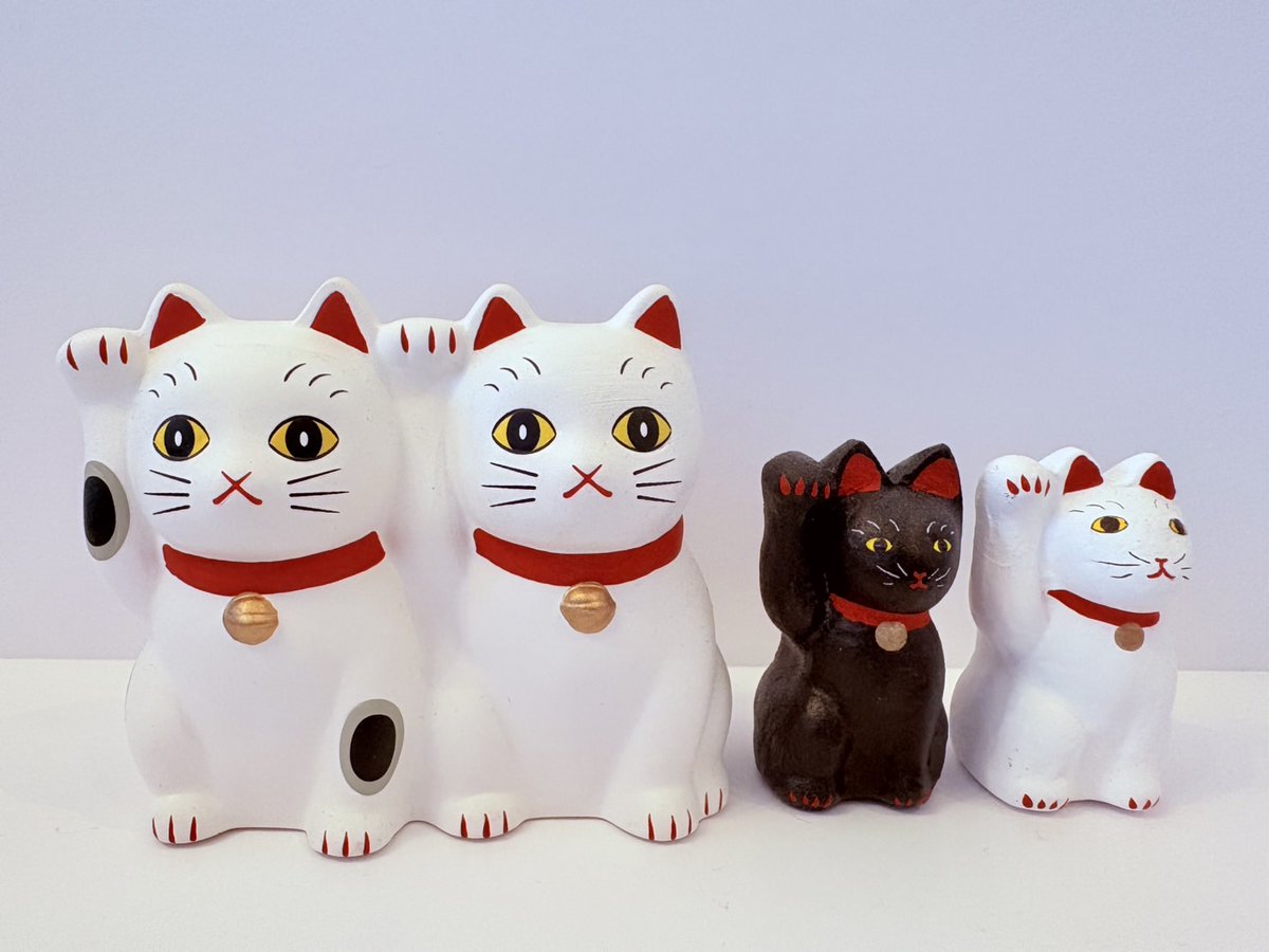 今戸焼きの招き猫
２個１のが今戸神社のもの
白と黒の小さいのが白井家の
招き猫です。私は白井家の青い前掛けの丸〆猫をずっと憧れてますが
タイミング悪く予約すらできず😭憧れは憧れのまま➰
#招き猫