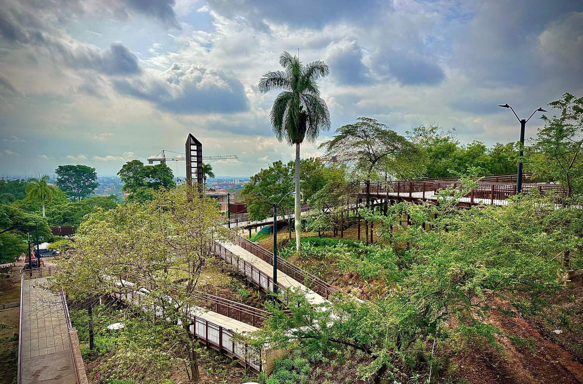 El Corredor Integral a Cristo Rey es un proyecto orientado a fortalecer nuestra vocación turística, ambiental, deportiva y cultural, inicia en San Fernando al lado de Univalle, atrás del HUV y surca el Cerro de los Cristales para llegar al Monumento a Cristo Rey, es realmente