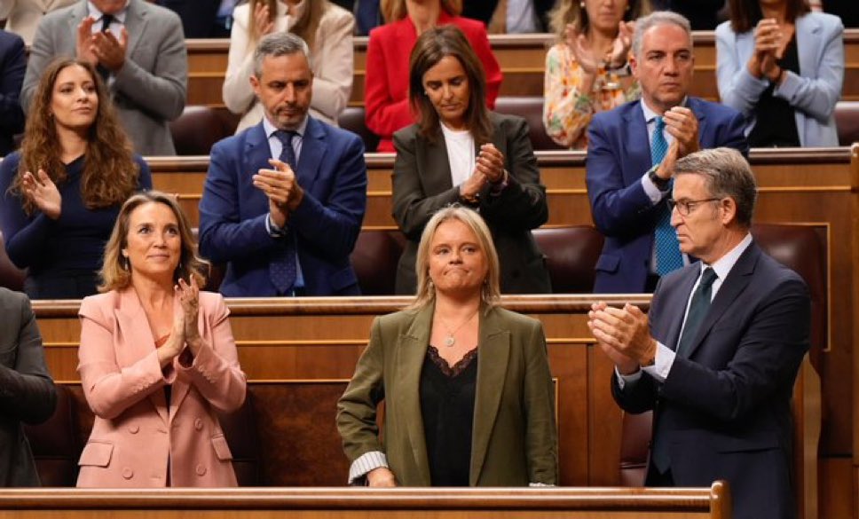 DonMitxel_I's tweet photo. Marimar posa orgullosa rodeada de quienes no quisieron negociar el acercamiento de presos de ETA para salvar a su hermano, que solo era concejal, pero negociaron la excarcelación de presos de ETA para salvar a un diputado. https://t.co/Z04VMvRtaA