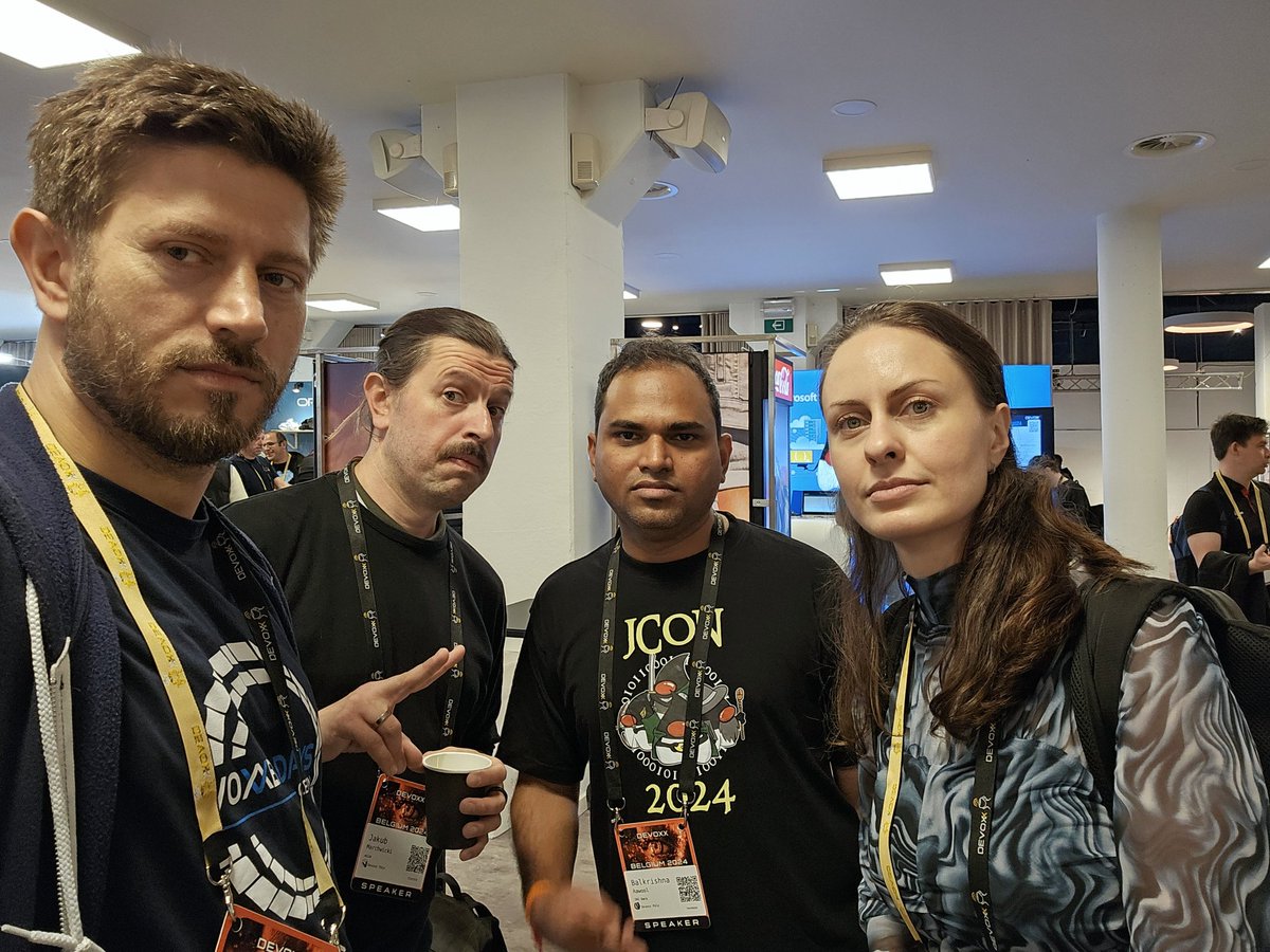 piotrprz's tweet image. Always happy to see friends again. And they smiled 😐😐😐😐
#Devoxx #DevoxxSelfie