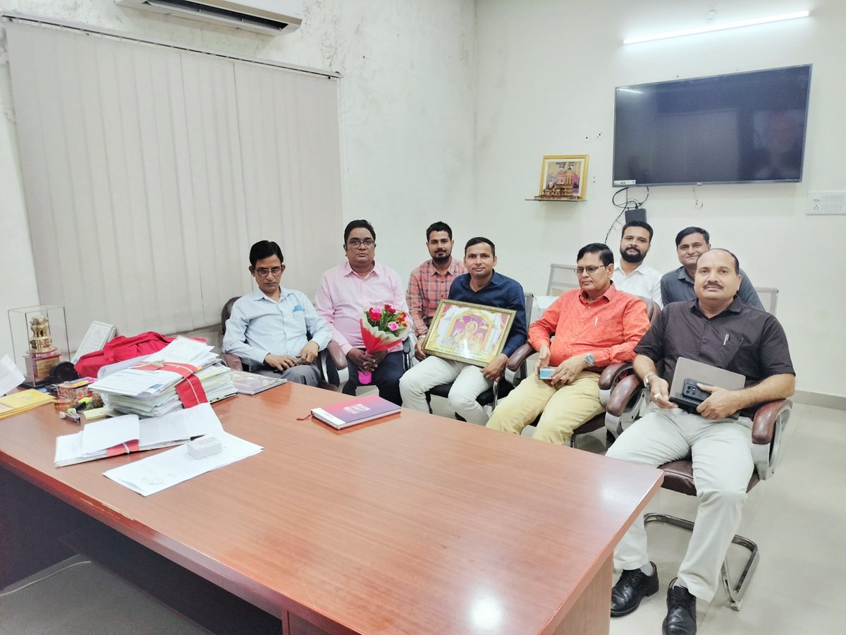 DevnirwanDev's tweet image. वादा नहीं काम करने पर विश्वास रखते हैं विश्वास बनाए रखें कंप्यूटर अनुदेशक संघ की कार्यकारिणी कंप्यूटर अनुदेशकों के हितों के लिए निरंतर प्रयास कर रही है इसके परिणाम कुछ ही समय में आपके सामने होंगे
सभी एक रहे... 🙏संगठन मे शक्ति है 🙏