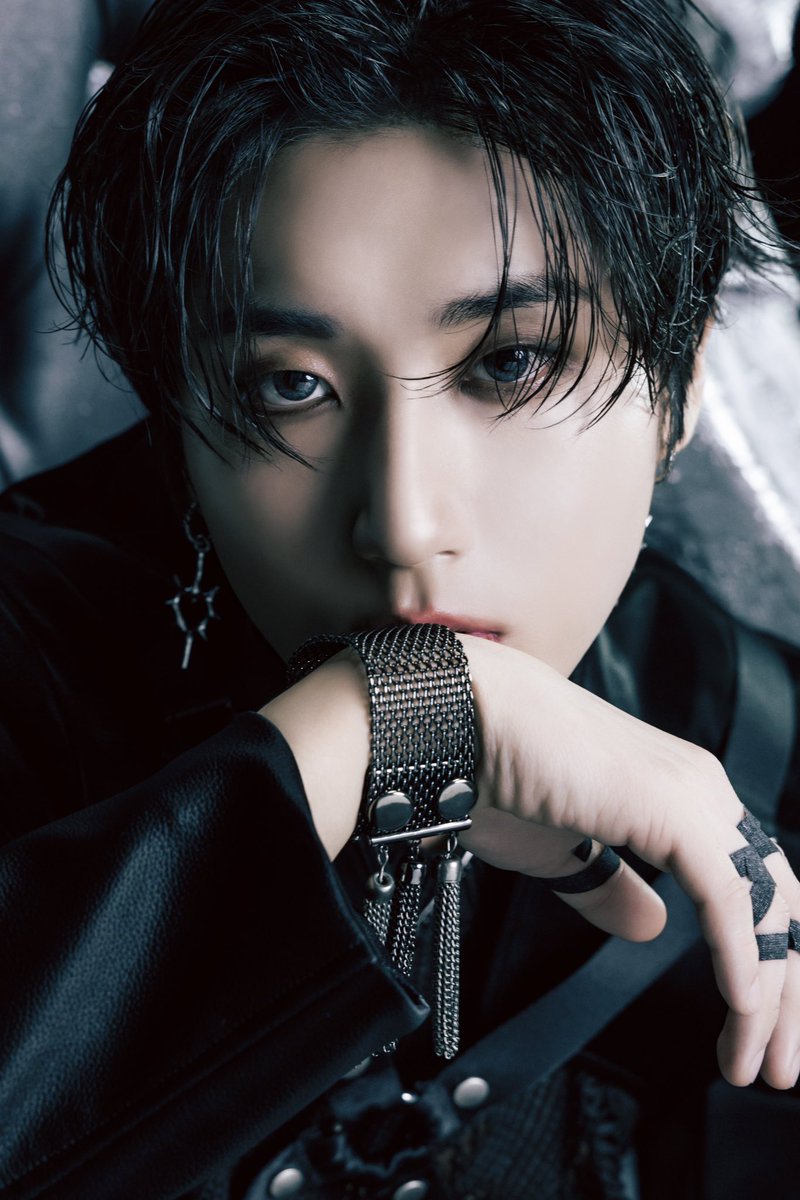 GIANT 지성이 잘생겼어요🥹🖤🖤🖤