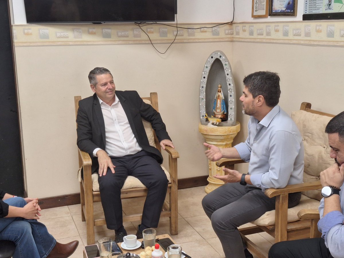 ConsulparRcia's tweet photo. Audiencia con el Arq. Guillermo Osnaghi, Intendente de Paso de la Patria, Provincia de Corrientes. Realizamos nuestra presentación oficial y conversamos sobre las actividades a ser desarrolladas con el importante municipio limítrofe con Paraguay. 🇵🇾 🇦🇷
#ConsuladoPy #Corrientes https://t.co/CT6pEo3osh