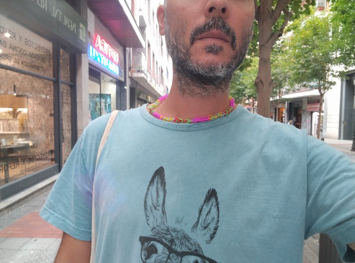 CristianBilba12's tweet photo. Me acaban de preguntar si no me da "pelín de vergüenza" ir con este collar porque según él "ya tengo una edad".

No solo no me da vergüenza, es que ME ENCANTA porque me lo ha hecho mi hija con todo su cariño.

A mis taitantos no estoy para preocuparme por lo que opinen los demás https://t.co/xNS7gt8d9W