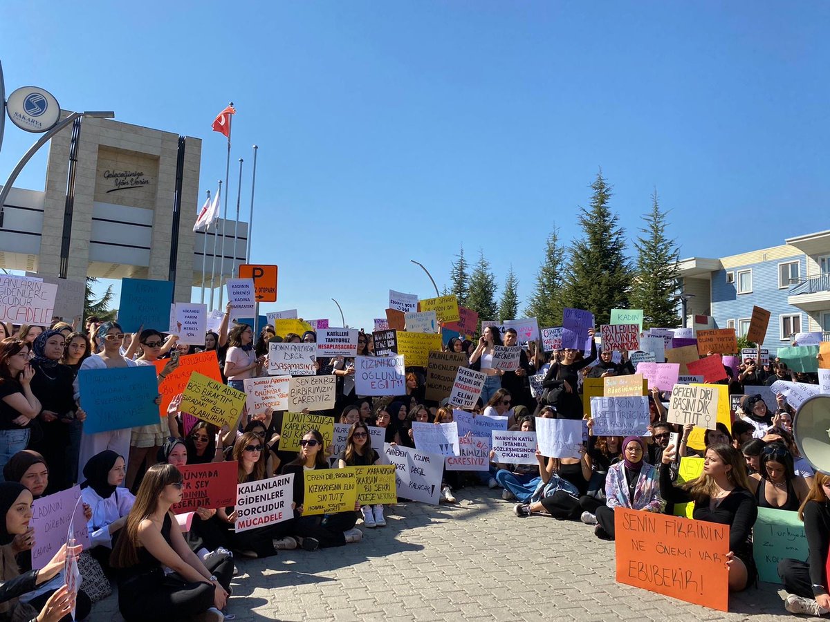 seyyyani's tweet image. #sakaryaüniversitesikadınlarınyanında
#TurkishWomanNeedHelp 
#Tuerkiyedekatliamvar